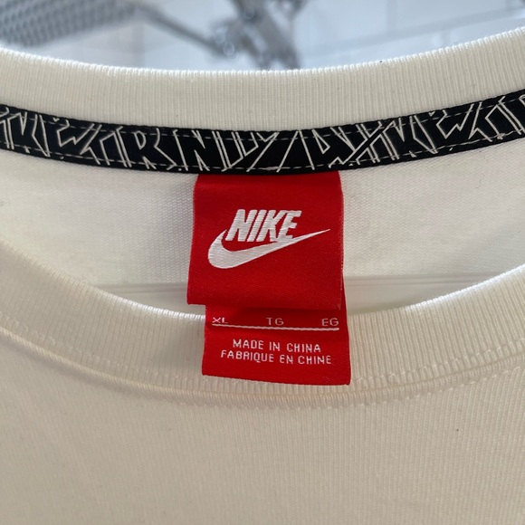 Nike long sleeve with logo on front and backwards logo on back - Picture 2 of 3